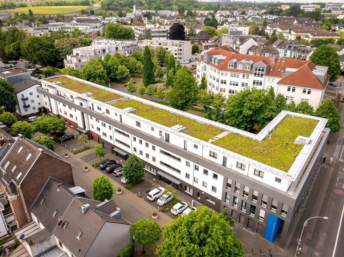 Gebäude mit Gründach aus der Luft