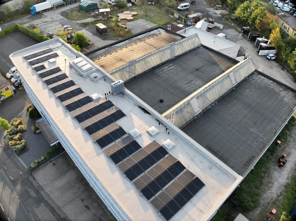 Flachdach mit PV-Anlage aus der Luft