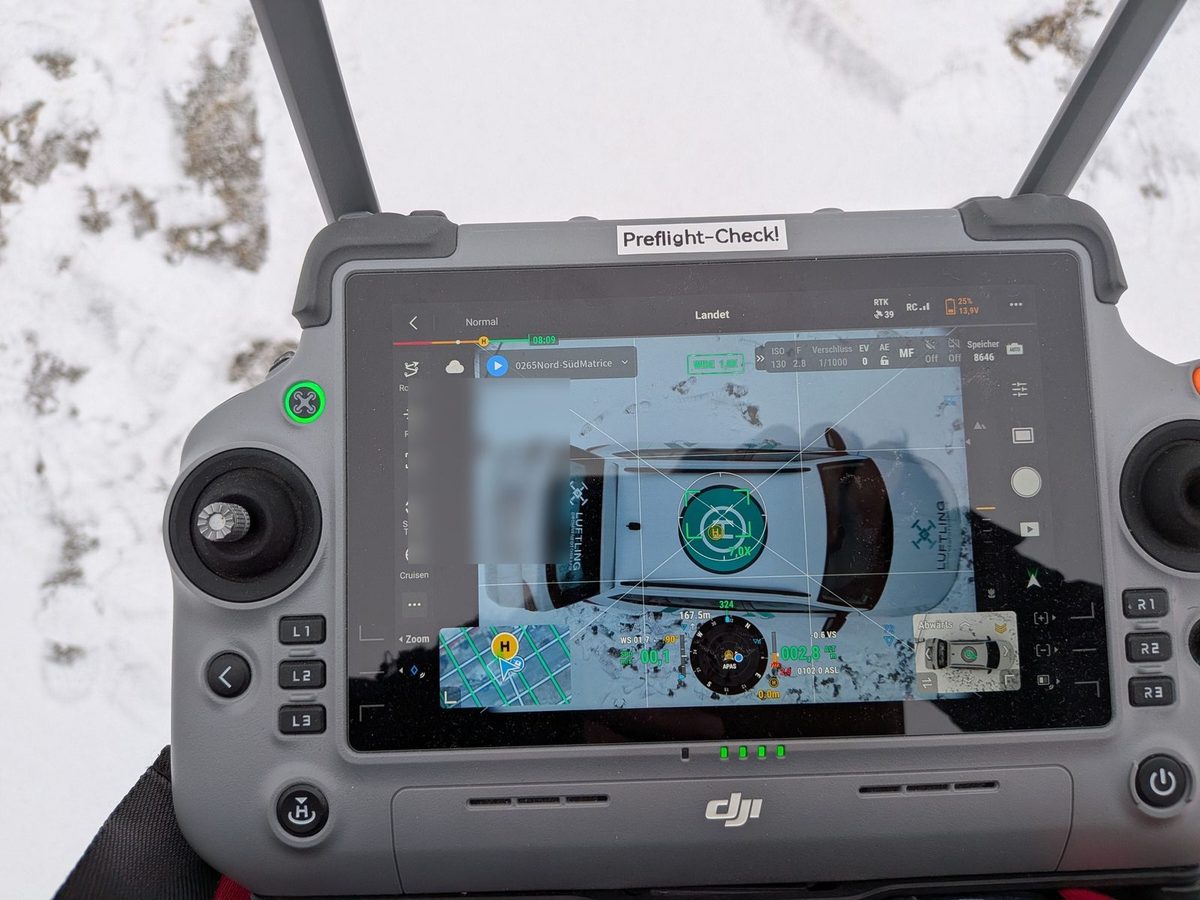 RC Plus-Fernsteuerung mit Livebild eines Einsatzfahrzeugs auf einer Startplattform