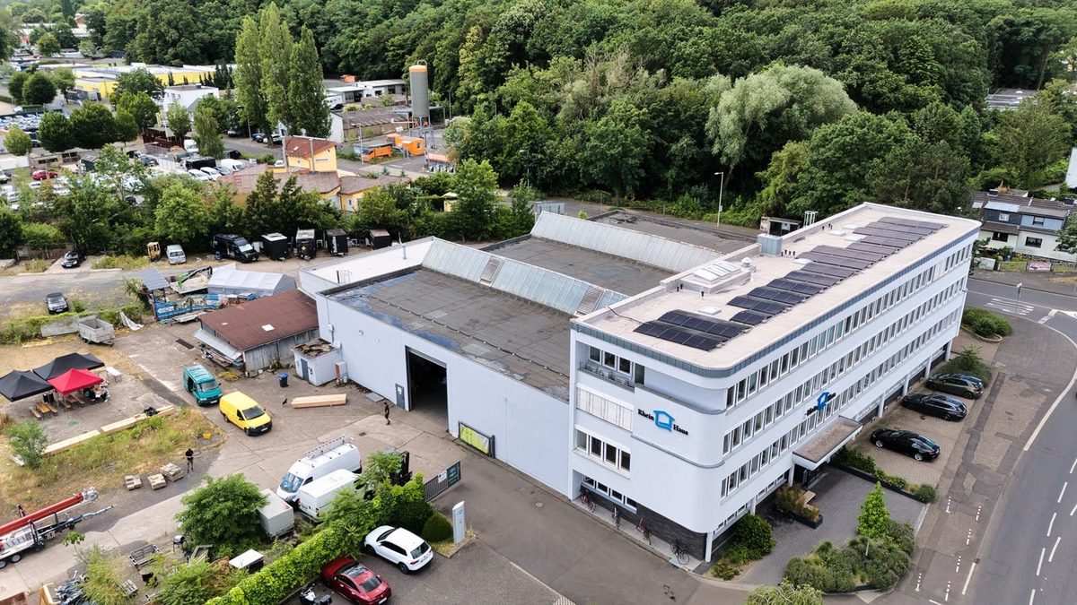 Gewerbeimmobilie und Umfeld aus der Luft