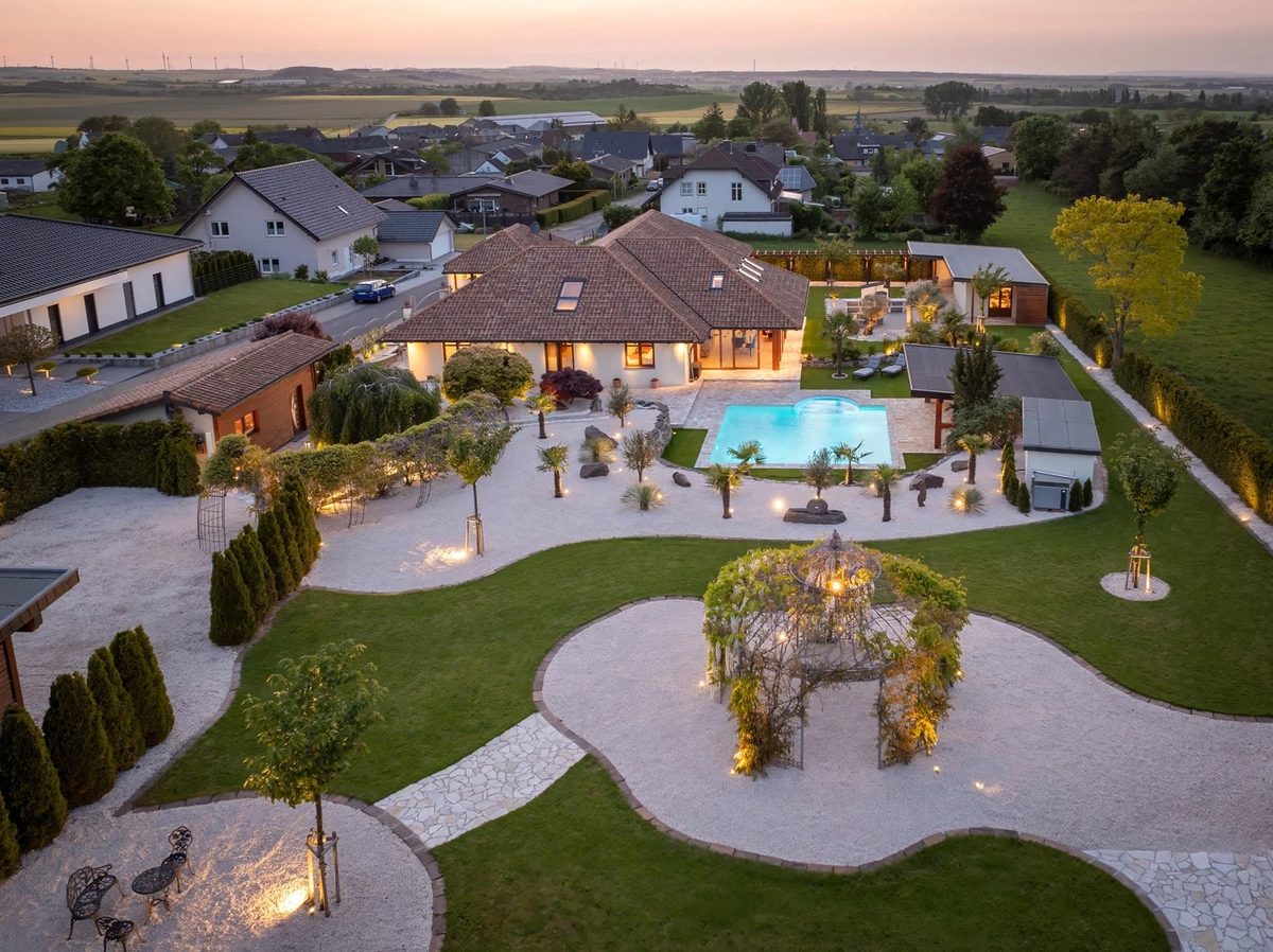 Einfamilienhaus mit Garten aus der Luft