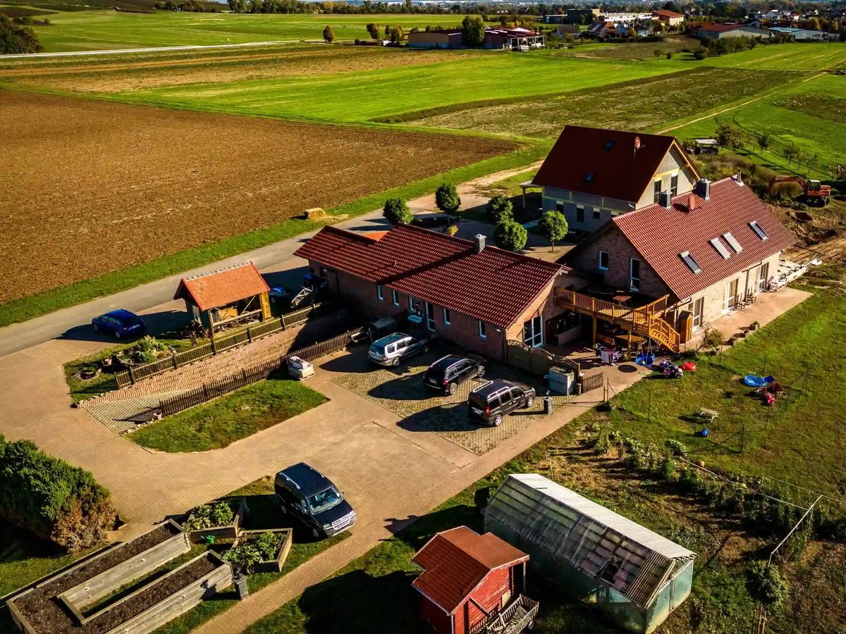 Wohnhaus mit Hof und Grundstück aus der Luft