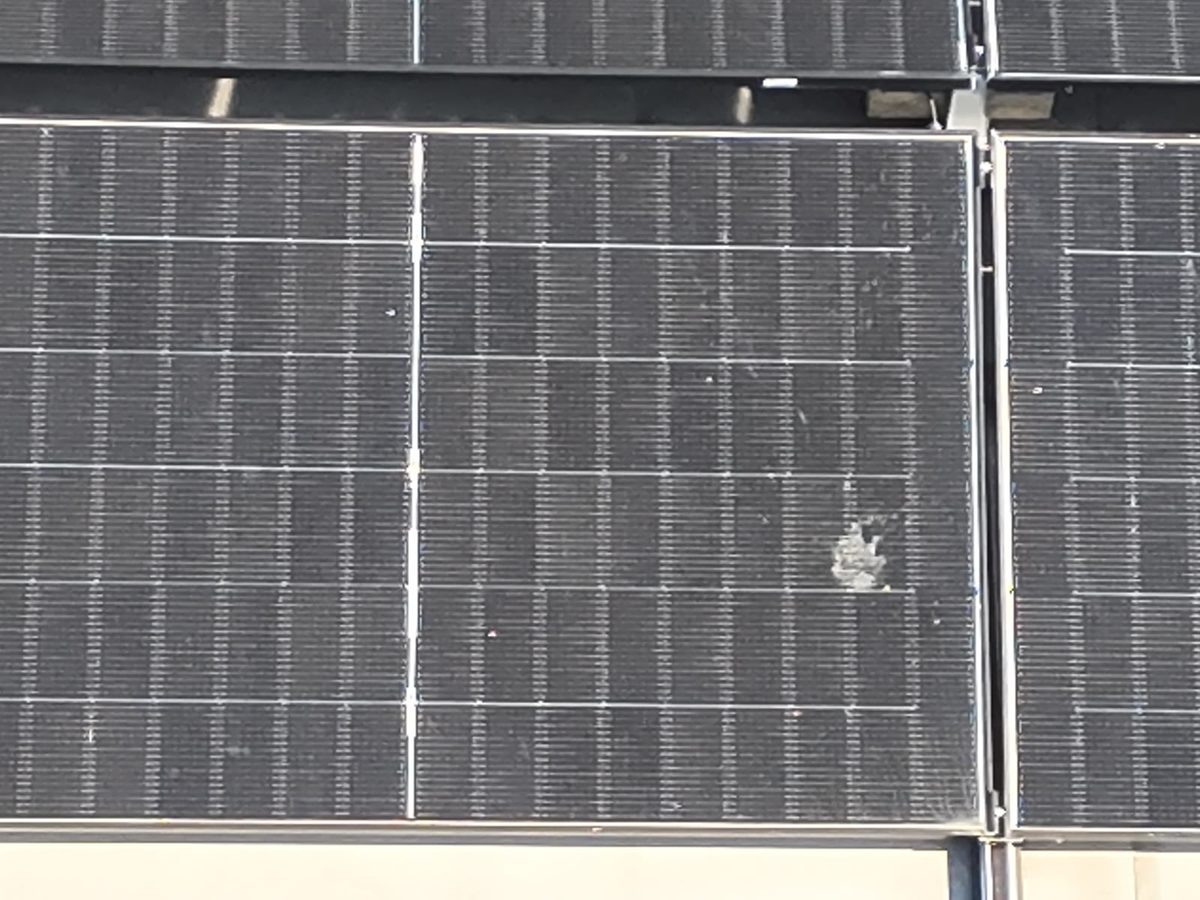 RGB-Detailaufnahme von PV-Modulen mit sichtbarer Verschmutzung