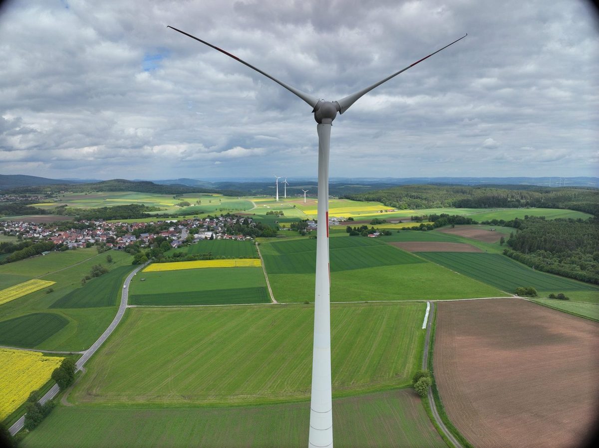 Turm und Rotor über Feldern