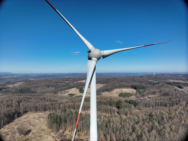 Windenergieanlage aus der Luft für die Rotorblattinspektion